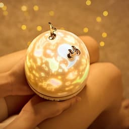 Chill Party-Đèn Chiếu Ngàn Sao 6 phong cách kiêm đèn ngủ xoay tự động, tích hợp phát nhạc bằng Bluetooth nhiều màu sắc tuyệt đẹp, sạc lại bằng USB