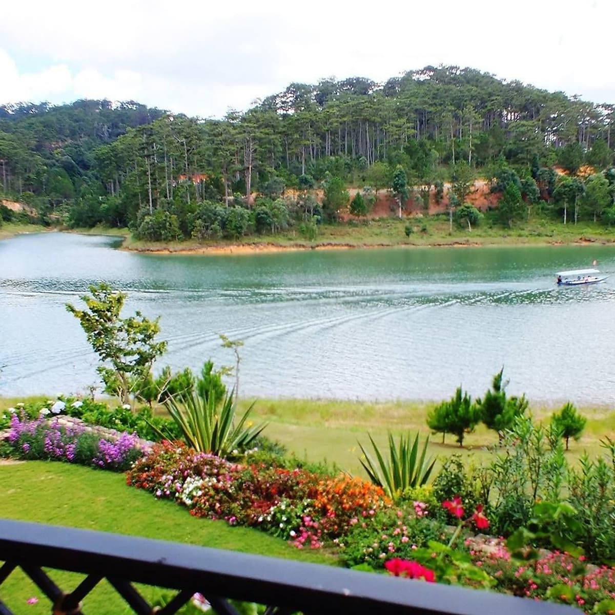 Voucher Xe 7 Chỗ Đưa / Đón Sân Bay Liên Khương - Terracotta Resort, Khu vực Hồ Tuyền Lâm