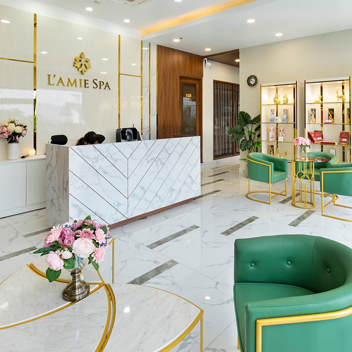 Combo Chăm Sóc Da Chuyên Sâu Với Liệu Trình Điện Di Vitamin C + Massage Đầu Cổ Vai Tại L’amie Spa