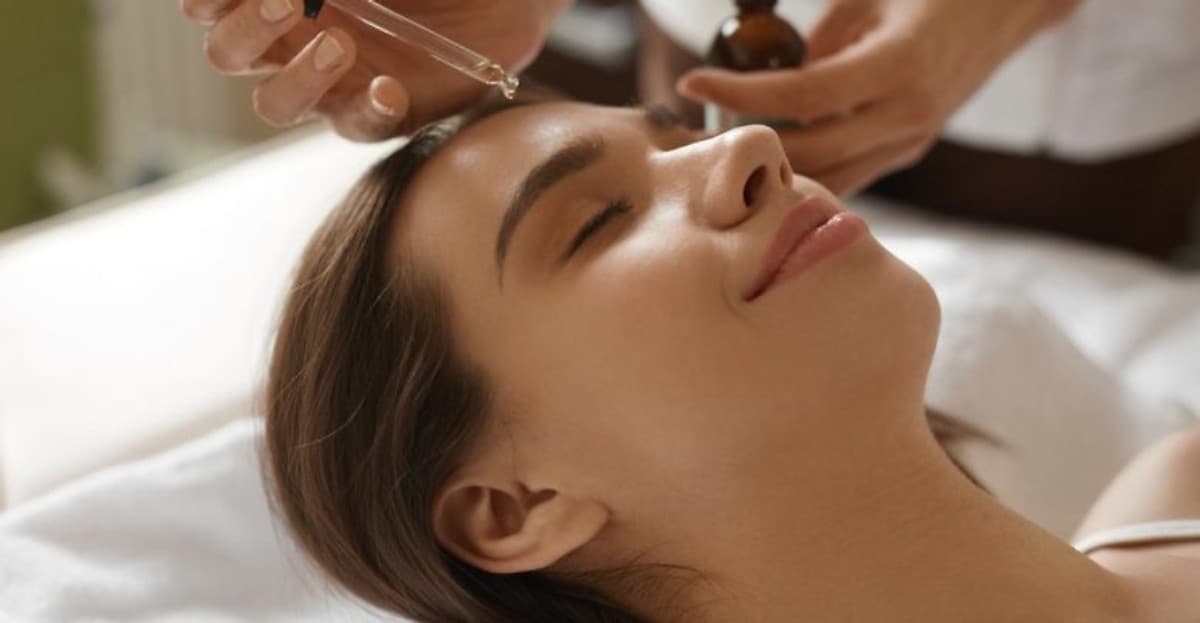 LIỆU TRÌNH CHĂM SÓC DA MẶT MỤN - HIỆU QUẢ SAU LẦN ĐẦU TIÊN