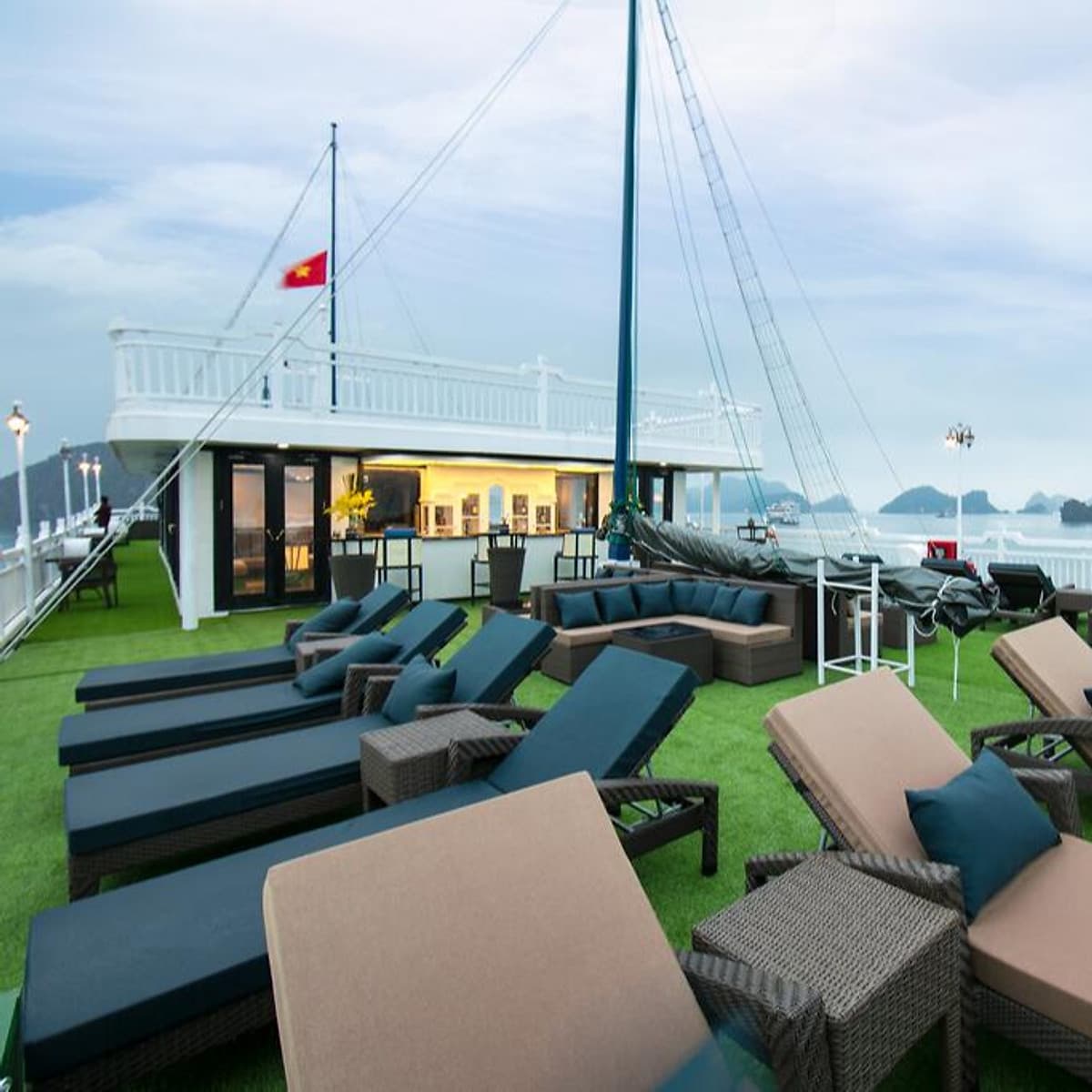Trải Nghiệm Cực Sốc Tour Du Lịch 2 Ngày 1 Đêm Ngủ Trên Du Thuyền  5 Sao Lapinta Luxury Thăm Vịnh Hạ Long, Trải Nghiệm Chèo Thuyền  Kayak