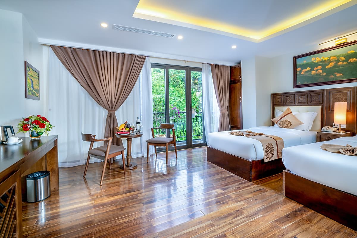 COMBO DELUXE ROOM - 2 NGƯỜI/P ( Phòng có ban công, city view)
