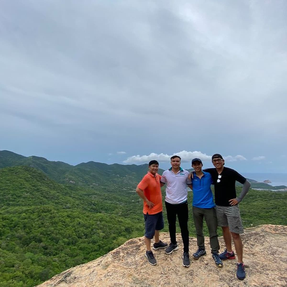 Tour 2N2Đ Sài Gòn - Núi Chúa - Vịnh Vĩnh Hy - Leo Núi Trekking 7Km - Suối Lồ Ồ - Cắm Trại Lalaland Camping Bên Biển, Khởi Hành Tối Thứ 6 Hàng Tuần