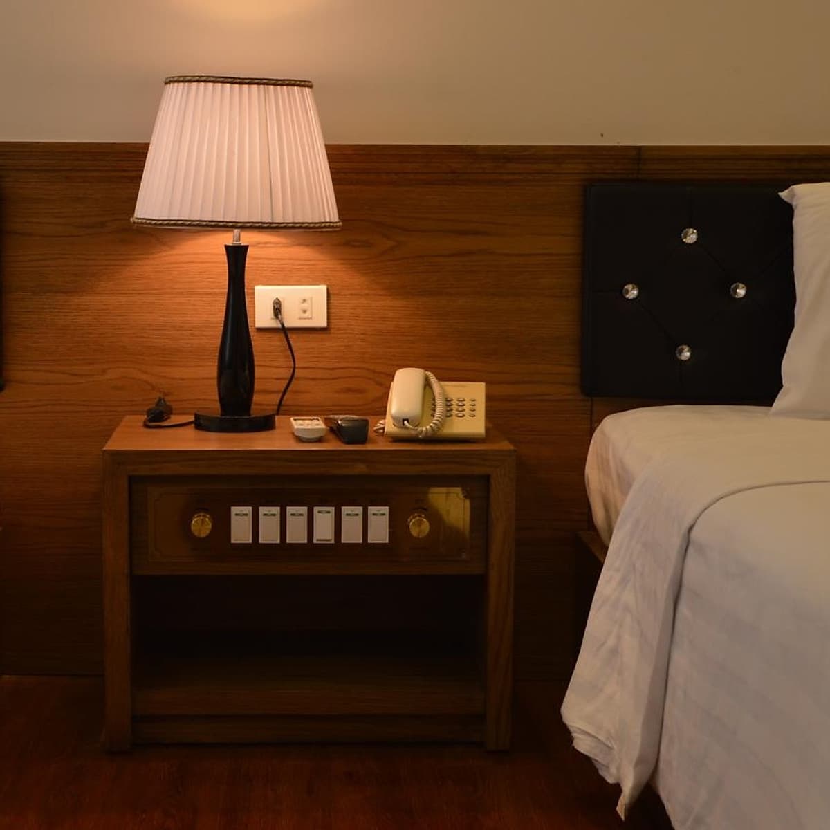 Phú Thọ Hotel Sài Gòn - Trung Tâm Thành Phố Hồ Chí Minh, Gồm Bữa Sáng, Gần Công Viên Đầm Sen