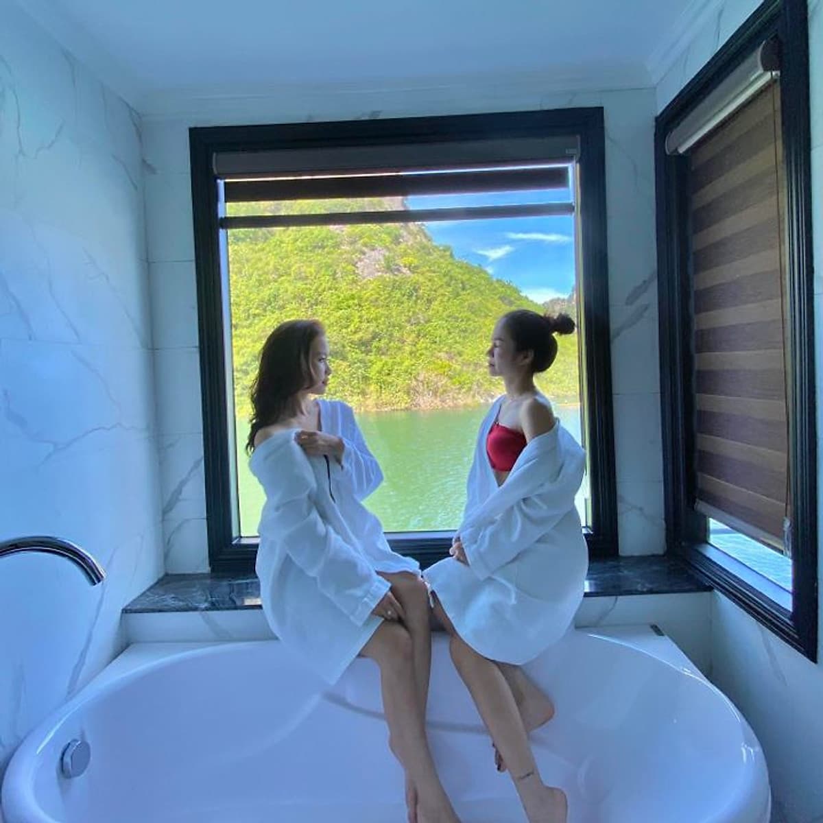 Combo Trọn Gói 2N1Đ Ngủ Đêm Trên Du Thuyền 5 sao Rosy Cruises Khám Phá Vịnh Hạ Long (Miễn Phí Chèo Thuyền Kayak, 04 Bữa Ăn Tiêu Chuẩn 5 Sao, Câu Mực Đêm...)