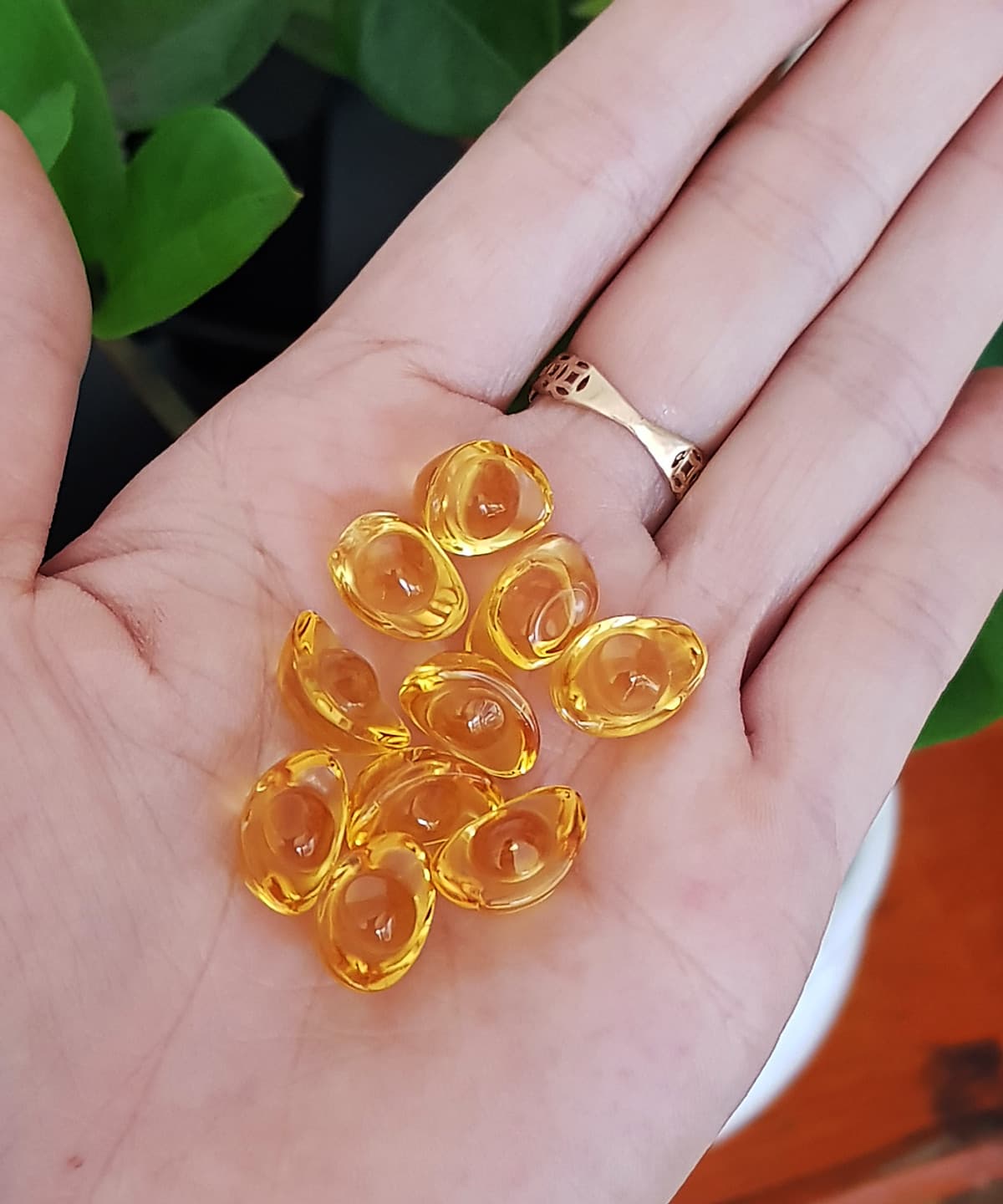 Chum vàng may mắn (gồm 01 hủ sứ + 10 thỏi vàng 1.5cm + 7 hạt gốm mèo)