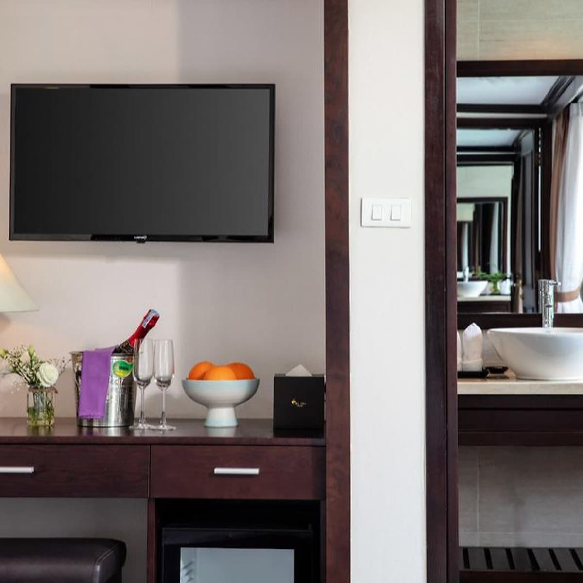 Combo Trọn Gói 2N1Đ Ngủ Đêm Trên Du Thuyền 5 Sao Mon Cheri Cruies Tại Vịnh Hạ Long (Miễn phí chèo thuyền kayak khám phá Vịnh Lan Hạ, câu mực đêm)