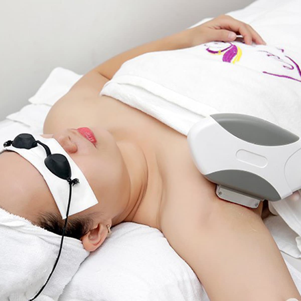 Liệu Trình Triệt Lông Trắng Sáng Vùng Nách Tại Les Sam Wellness & Spa