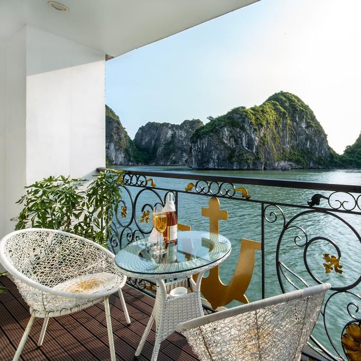 Combo Trọn Gói 2N1Đ Ngủ Đêm Trên Du Thuyền 5 Sao Dynasty Of The Seas Cruises Siêu Hot Tại Vịnh Hạ Long (Miễn Phí Chèo Thuyền Kayak, Câu Mực Đêm...)