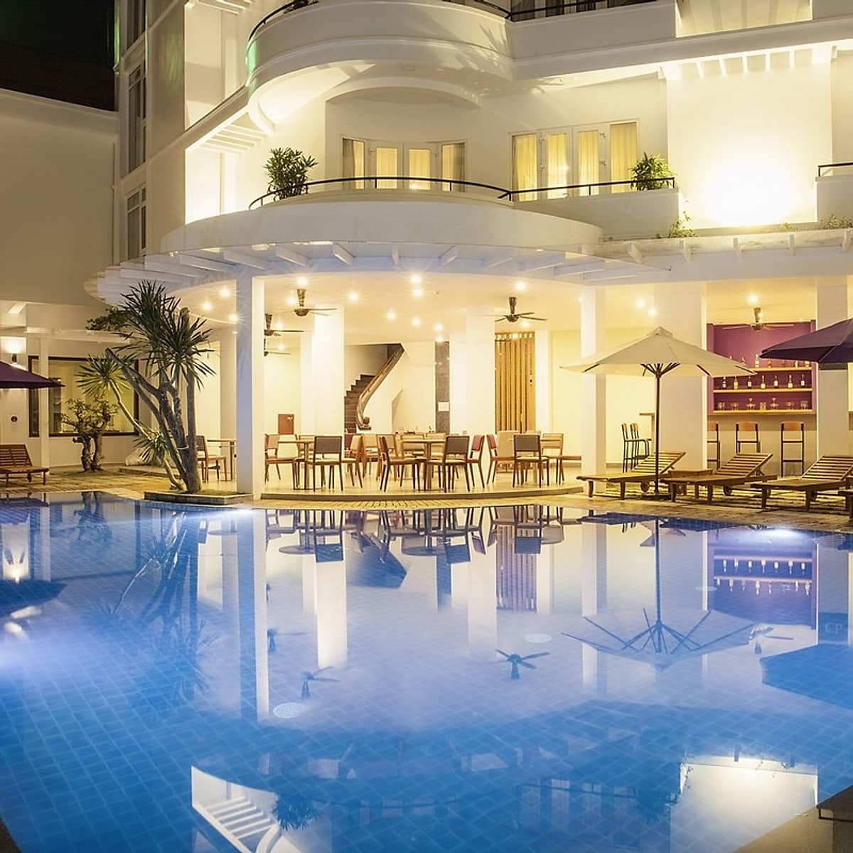 ÊMM Hotel 4* Huế - Trung Tâm Thành Phố, Buffet Sáng, Hồ Bơi, Gần Cầu Trường Tiền & Sông Hương