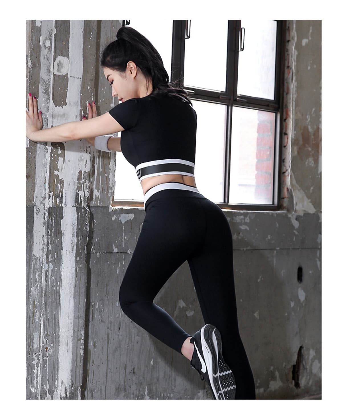 Set Bộ Quần Áo Tập Yoga Gym Thể Thao Nữ, Hàng Đẹp Cao Cấp, Thiết Kế Mới Nhất, Áo Croptop, Quần Cạp Cao, Vải Co Dãn 4 Chiều, 2 Màu Đen - Tím, Mã HK10