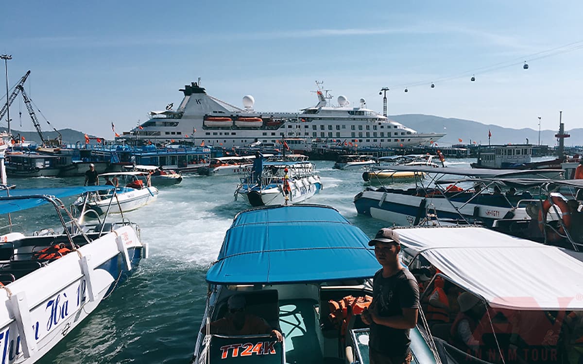 NHA TRANG: Tour Câu Mực Đêm Thú Vị Trải Nghiệm Hoạt Động Câu Mực Và Dùng Bữa Tối Giữa Đại Dương | Tour Trọn Gói Bao Gồm  Gói Bao Gồm Xe Đưa Đón + Tàu Vận Chuyển + HDV + Bữa Tối + Cần Câu