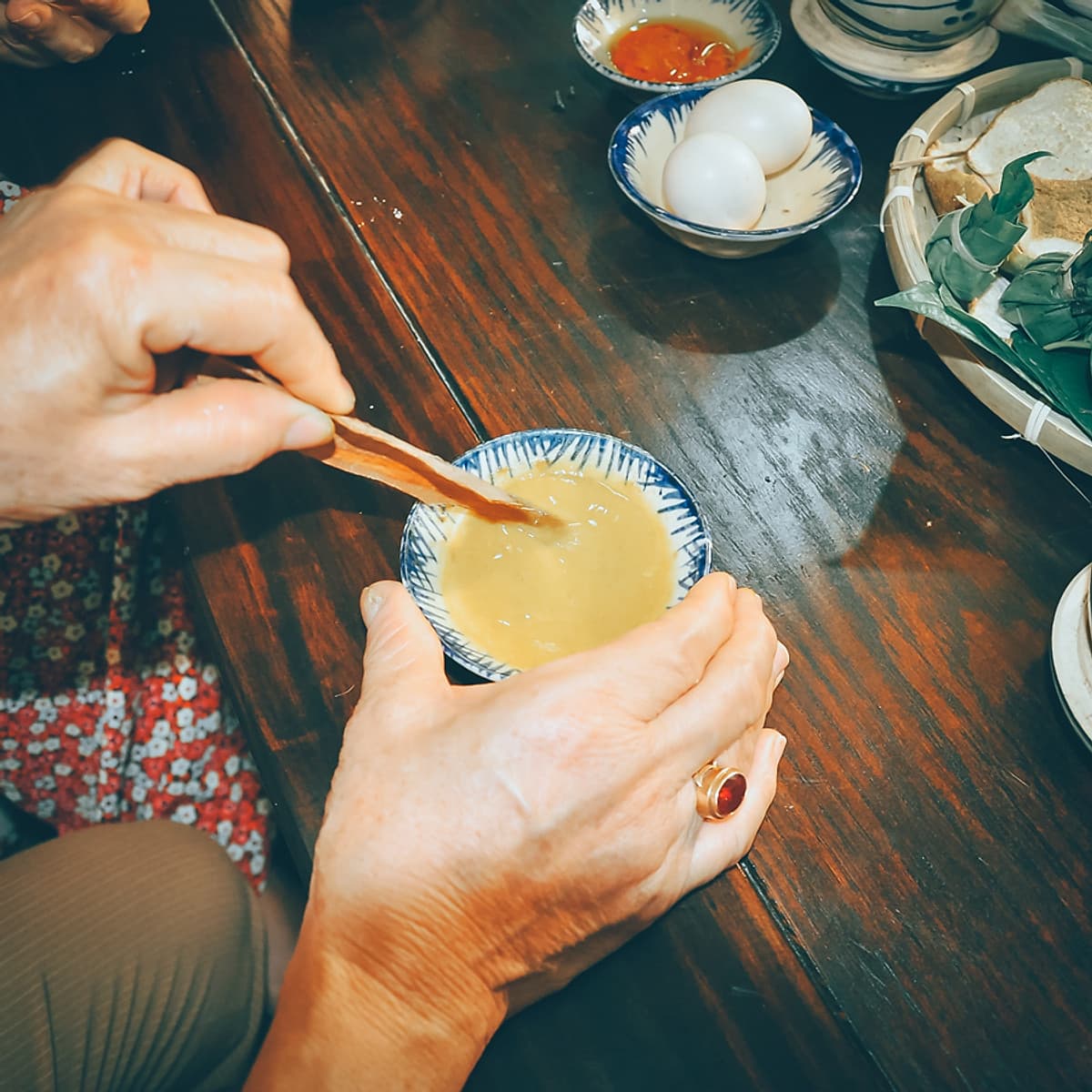 Liệu Trinh Chăm Sóc Da Mặt Bằng Liệu Pháp Đắp Mặt Nạ Thuốc Bắc Hạ Thổ Lòng Đỏ Trứng Gà Tại Natural Quen