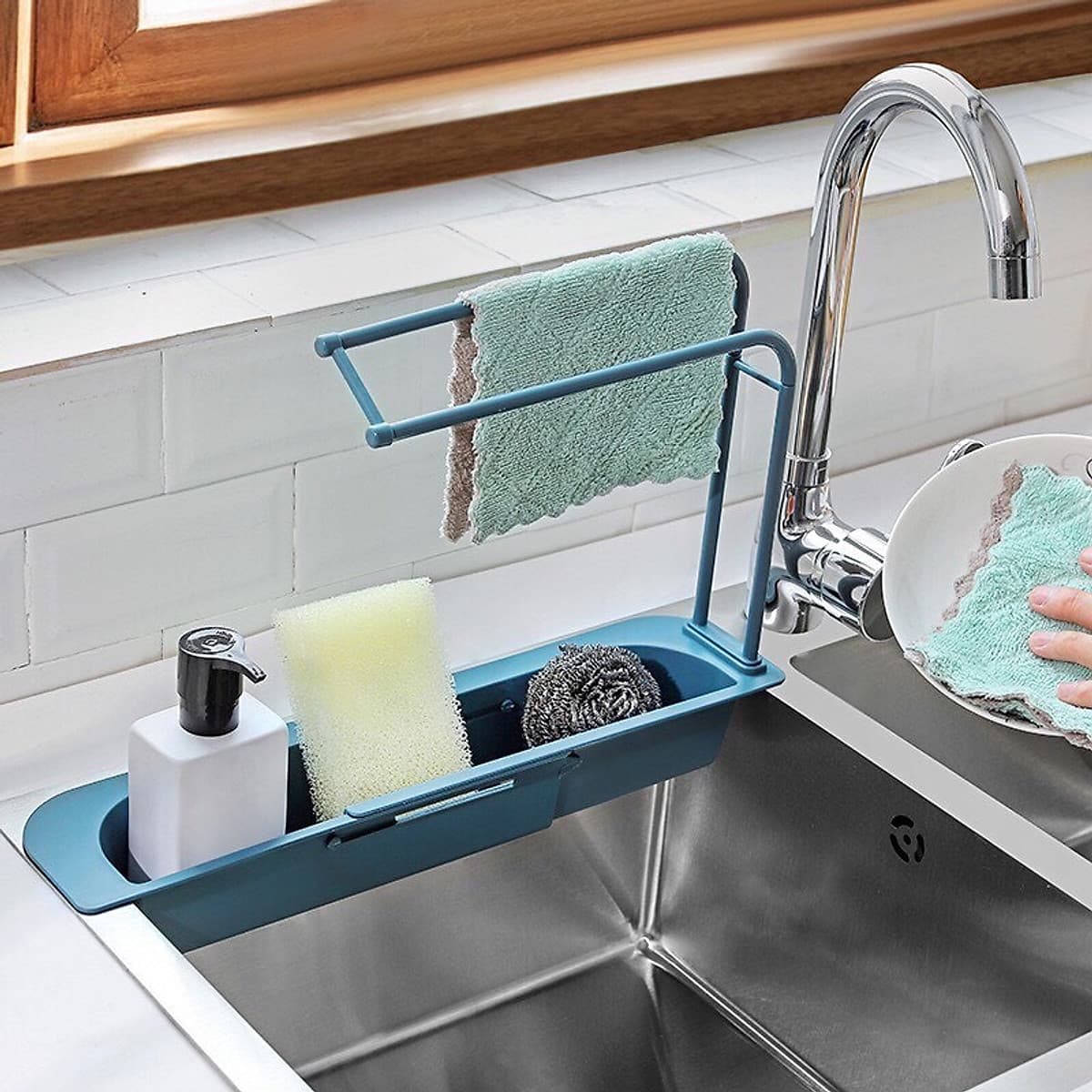 Kệ nhựa dài CO DÃN để bồn đựng đồ rửa chén, có khay treo khăn lau tay nhà bếp mới - giao màu ngẫu nhiên