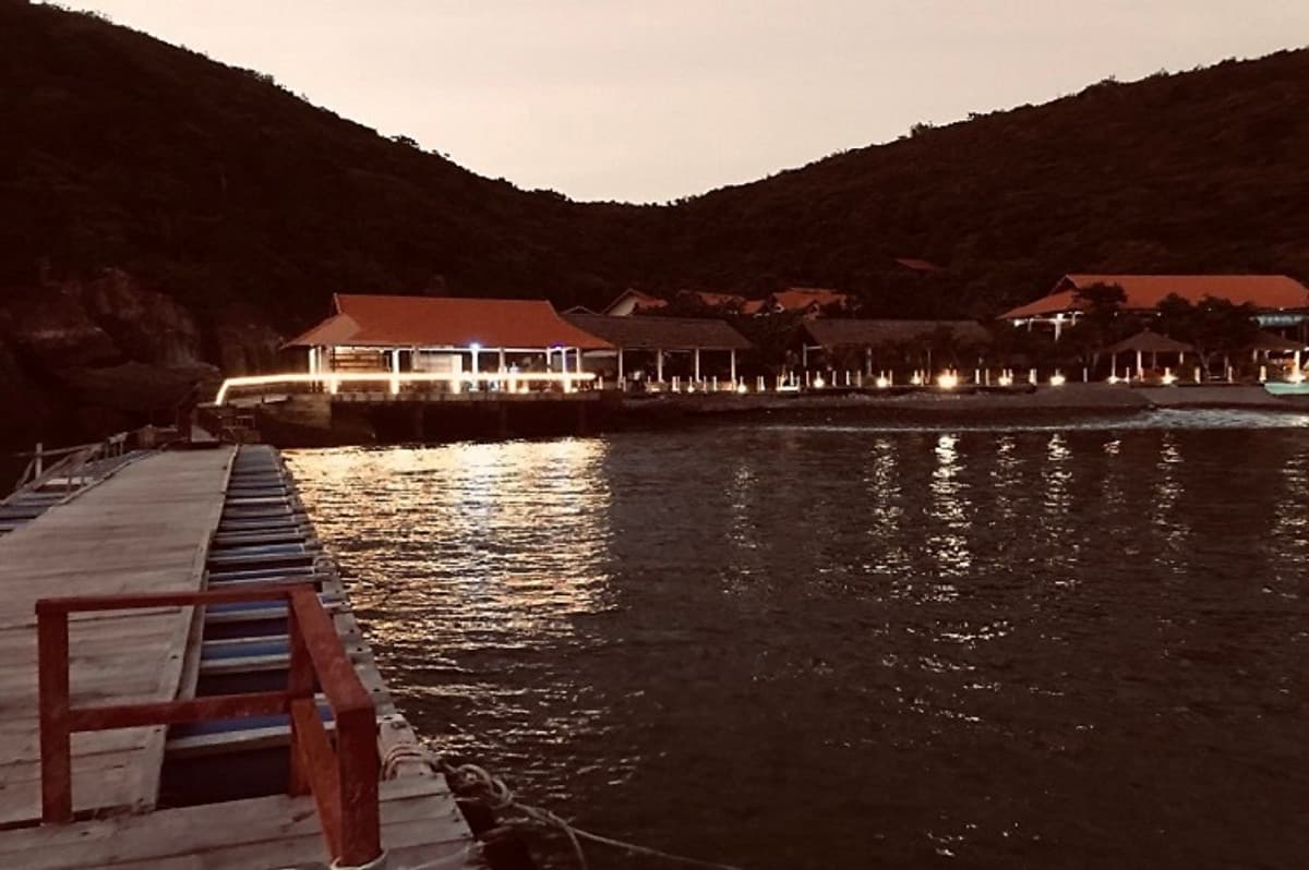 NHA TRANG: Tour Biển Đêm Đảo Yến Đông Tằm Trọn Gói Tàu Ra Đảo + Ăn Tối Thực Đơn Hải Sản Nướng Cao Cấp + Vé Tham Quan + Thư Giãn Tại Quầy Bar Ven Biển