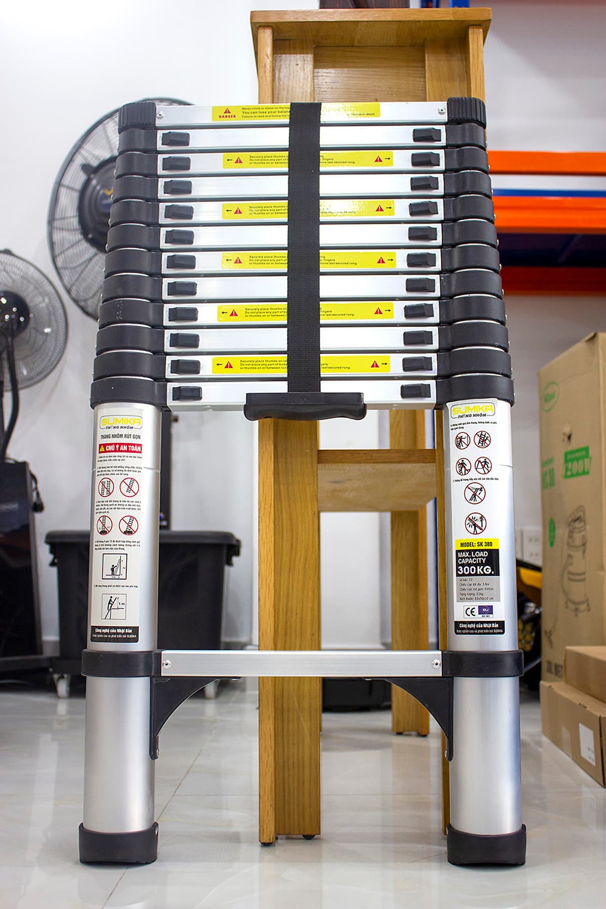  Thang nhôm rút gọn SUMIKA SK380 - Chiều cao tối đa 3.8m, chiều dài rút gọn 0.81m, hợp kim nhôm cao cấp, khóa chốt chắc chắn, đế cao su chống trượt, nhỏ gọn, di chuyển tiện lợi - Hàng chính hãng