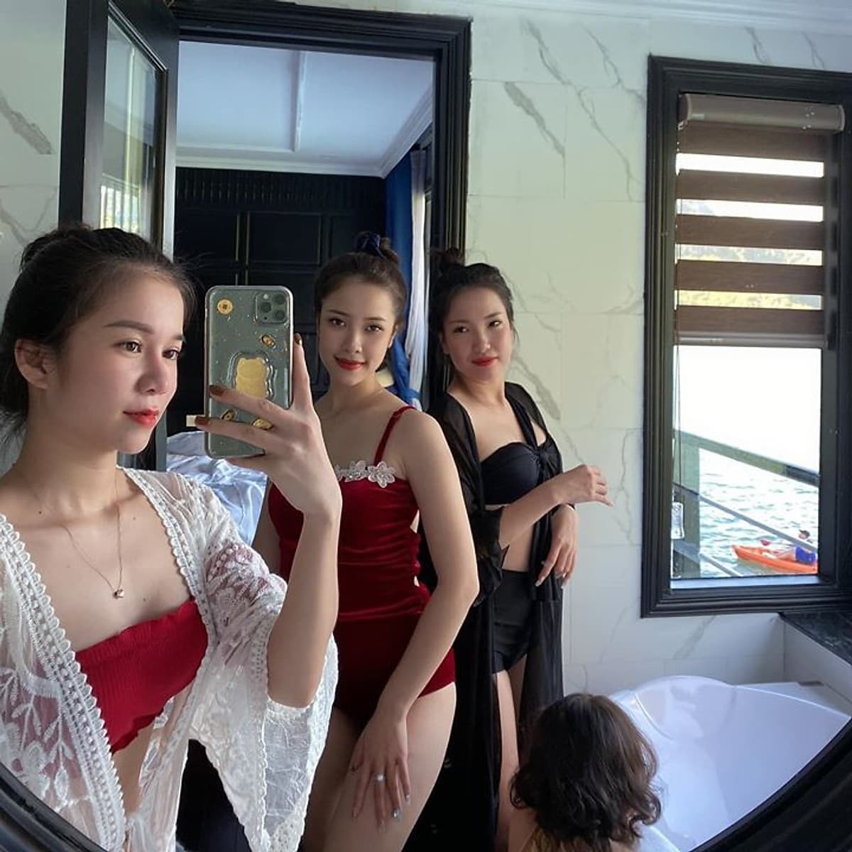Combo Trọn Gói 2N1Đ Ngủ Đêm Trên Du Thuyền 5 sao Rosy Cruises Khám Phá Vịnh Hạ Long (Miễn Phí Chèo Thuyền Kayak, 04 Bữa Ăn Tiêu Chuẩn 5 Sao, Câu Mực Đêm...)