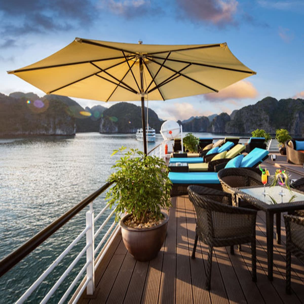 Tour Trọn Gói 2N1Đ Ngủ Đêm Trên Du Thuyền 5* Stellar Of The Seas Cruises Siêu Đẳng Cấp Tại Vịnh Hạ Long (Chèo Thuyền Kayak Khám Phá Vịnh, Ăn 04 bữa, Câu Mực Đêm)