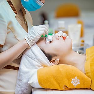 Combo Chăm Sóc Da Chuyên Sâu Với Liệu Trình Điện Di Vitamin C + Massage Đầu Cổ Vai Tại L’amie Spa