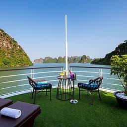 Combo Trọn Gói 2N1Đ Ngủ Đêm Trên Du Thuyền 5 Sao Mon Cheri Cruies Tại Vịnh Hạ Long (Miễn phí chèo thuyền kayak khám phá Vịnh Lan Hạ, câu mực đêm)