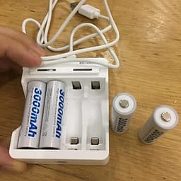 Bộ 4 pin sạc AA dung lượng cao 3000 mAh kèm sạc DC401L Tự ngắt khi đầy Sạc Tốc Độ Cao Có Led báo trạng thái sạc