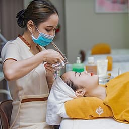 Combo Chăm Sóc Da Chuyên Sâu Với Liệu Trình Điện Di Vitamin C + Massage Đầu Cổ Vai Tại L’amie Spa