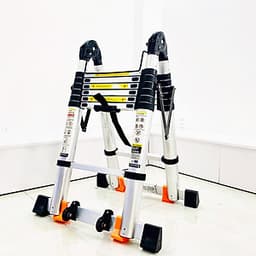 Thang nhôm rút chữ A Sumika SK 440D (2.2M+2.2M) - duỗi thẳng cao 4.4m, 8 đế cao su chống trượt, có bánh xe kéo, khóa chốt cao cấp, bậc thang thiết kế chống trượt, thanh giằng giữa 2 bên thang