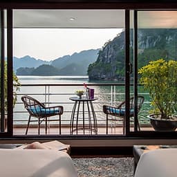 Combo Trọn Gói 2N1Đ Ngủ Đêm Trên Du Thuyền 5 Sao Mon Cheri Cruies Tại Vịnh Hạ Long (Miễn phí chèo thuyền kayak khám phá Vịnh Lan Hạ, câu mực đêm)