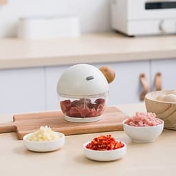 Máy xay tỏi ớt – Máy xay hành tỏi PHIÊN BẢN MỚI, lưỡi dao thép 3 tầng vô cùng sắc bén, thể tích 500ml. Máy xay tỏi ớt vận hành nhẹ và nhanh, tiết kiệm thời gian nấu gian.