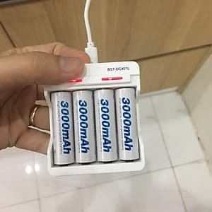 Bộ 4 pin sạc AA dung lượng cao 3000 mAh kèm sạc DC401L Tự ngắt khi đầy Sạc Tốc Độ Cao Có Led báo trạng thái sạc