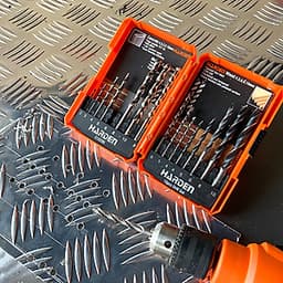 Bộ 16 Mũi Khoan Sắt, Khoan Bê Tông, Khoan Gỗ HARDEN 610289 được làm từ chất liệu thép chuyên dụng, sản phẩm đựng trong hộp nhựa tiện lợi và chắc chắn