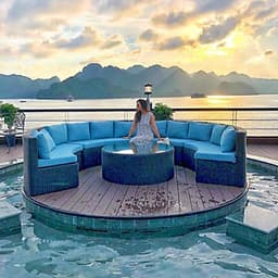 Tận Hưởng Kỳ Nghỉ Tuyệt Vời Với Tour Trọn Gói 2N1Đ Ngủ Đêm Trên Du Thuyền 5 sao Le Theatre Cruises Tại Vịnh Hạ Long (Chèo Thuyền Kayak Khám Phá Vịnh Hạ Long)