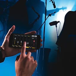 Bộ Trộn Âm Thanh Soundcraft UI12 Digital - Hàng Chính Hãng