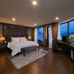 Combo Trọn Gói 2N1Đ Ngủ Đêm Trên Du Thuyền 5 Sao Mon Cheri Cruies Tại Vịnh Hạ Long (Miễn phí chèo thuyền kayak khám phá Vịnh Lan Hạ, câu mực đêm)