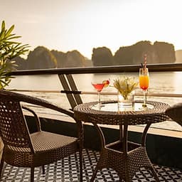 Combo Trọn Gói 2N1Đ Ngủ Đêm Trên Du Thuyền 5 sao Rosy Cruises Khám Phá Vịnh Hạ Long (Miễn Phí Chèo Thuyền Kayak, 04 Bữa Ăn Tiêu Chuẩn 5 Sao, Câu Mực Đêm...)