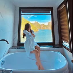 Combo Trọn Gói 2N1Đ Ngủ Đêm Trên Du Thuyền 5 sao Rosy Cruises Khám Phá Vịnh Hạ Long (Miễn Phí Chèo Thuyền Kayak, 04 Bữa Ăn Tiêu Chuẩn 5 Sao, Câu Mực Đêm...)